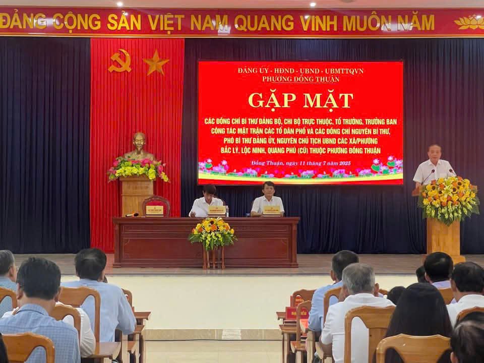 Chủ trì buổi gặp mặt đồng chí Nguyễn Nguyên Lực - Tỉnh ủy viên, Bí thư Đảng ủy; đồng chí Trần Thanh Sơn - PBT Thường trực Đảng ủy, Chủ tịch HĐND phường; đồng chí Nguyễn Hữu Đắc - PBT Đảng ủy, Chủ tịch UBND phường